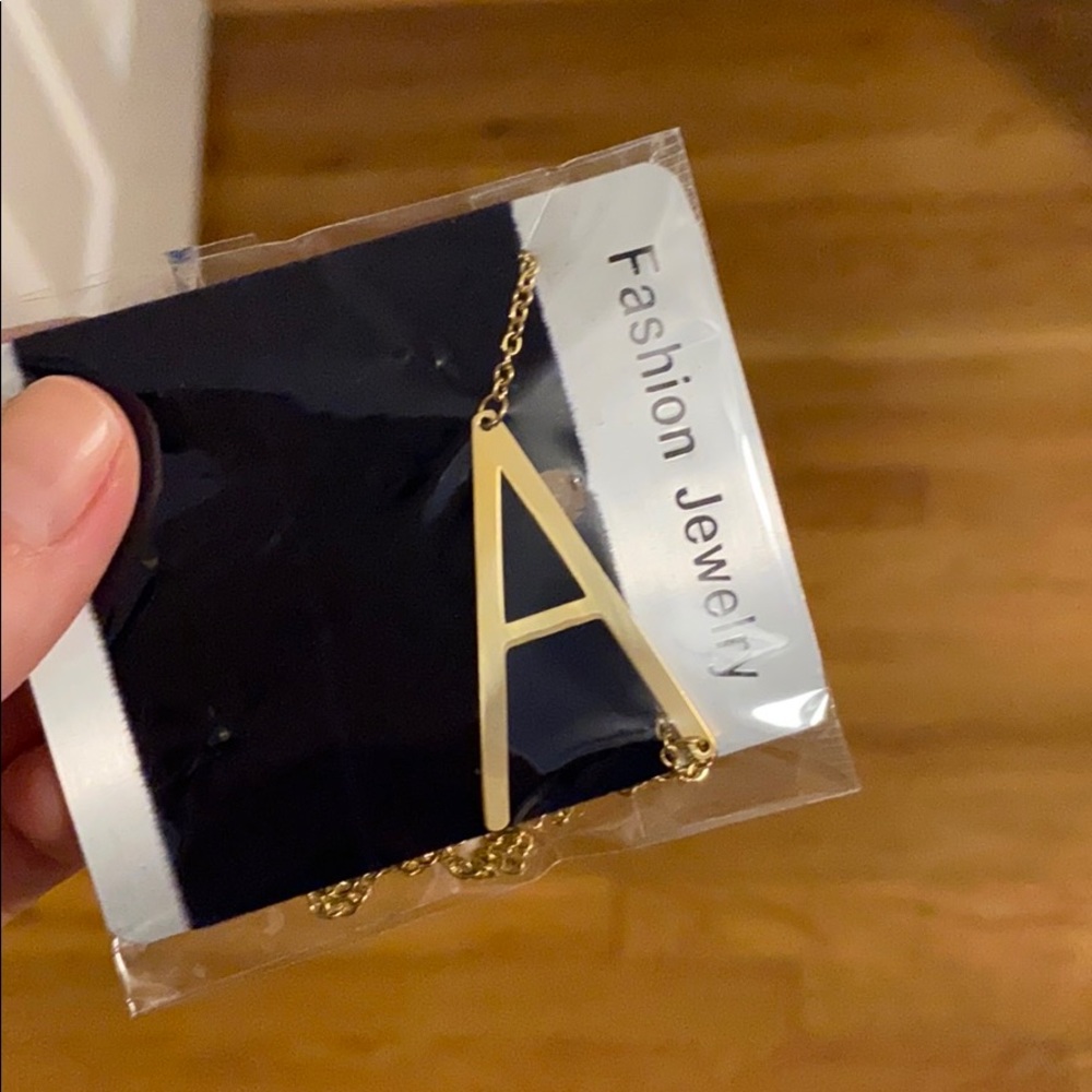 Brand new never worn A gold necklace